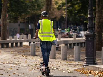 Ireland and Paris Introduce Mandatory Helmet and High-Visibility Requirements for E-Scooters